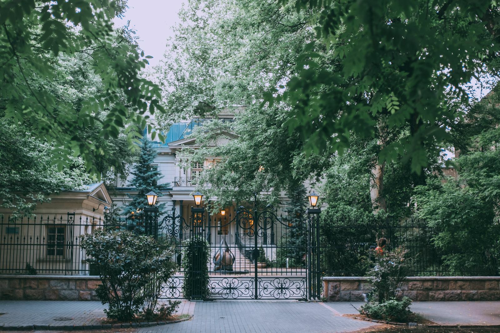 Sellers Are Staying Put This Fall Even as Price Cuts Hit a Four-Year High: What That Means If You're Listing Right Now